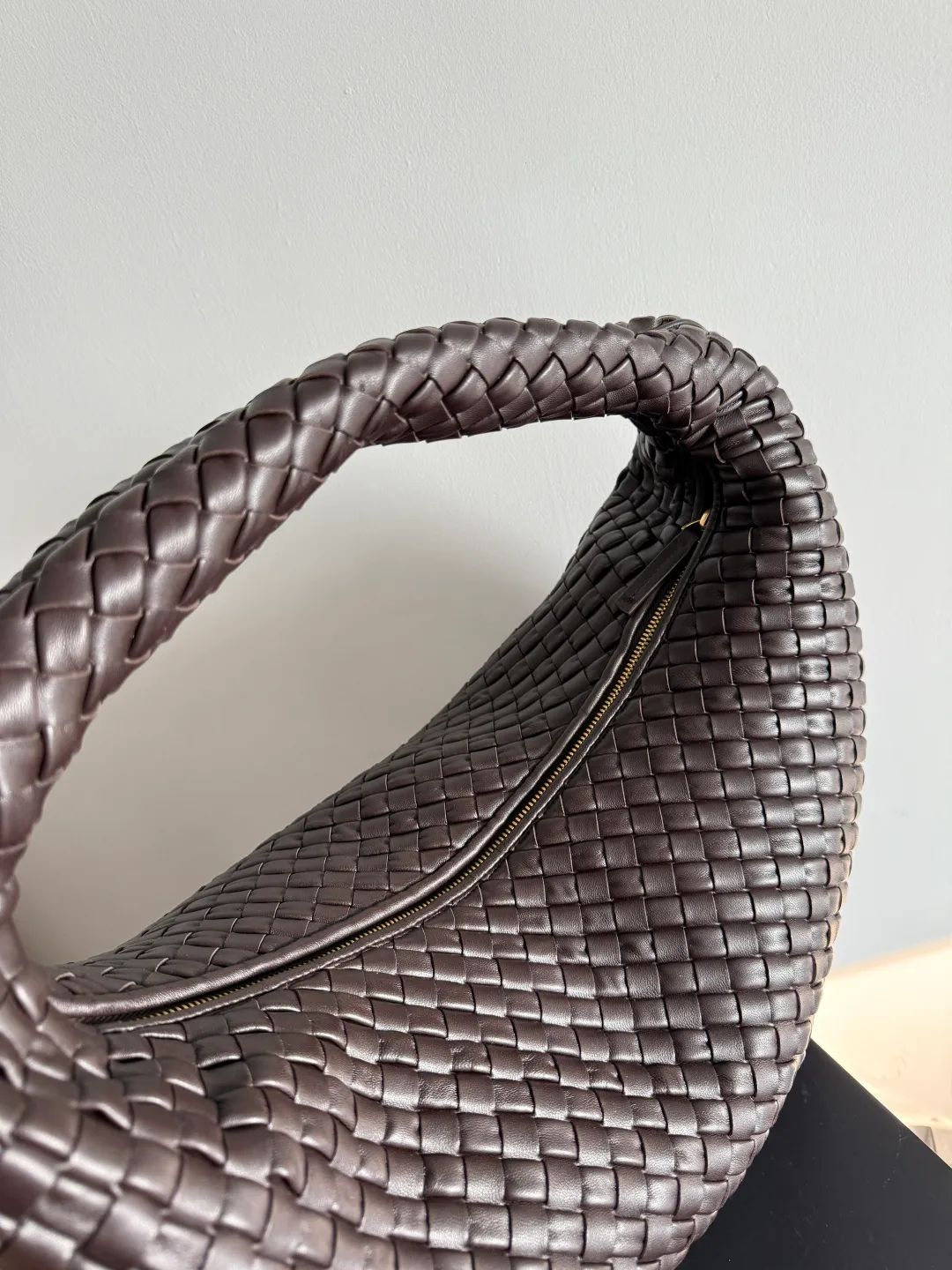 Batch 3260 Bottega Veneta Large Veneta Shoulder Bag Classic Reappearance The classic that has not been seen for many years has returned. Simple and round, soft and tough, it is reinterpreted from the perspective of modern aesthetics. The relaxed expression of the Hobo bag and the casual silhouette can be easily carried whether it is paired with commuting wear or casual style, and it shows an effortless sense of fashion~ Style number: 856739 Size: 59*39*6cm